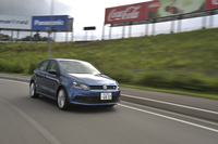 ボディーカラーは4種類。「ブルーシルクメタリック」（写真）のほか、「キャンディホワイト」「リフレックスシルバーメタリック」「ディープブラックパールエフェクト」が用意される。
    