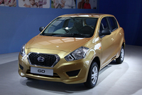 2013年7月にインドで発表された新生ダットサンの第1号車「GO」。同年9月には、インドネシアで小型ミニバン仕様の「GO+」も発表された。
    