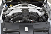 6リッターV12ユニットは、573psと63.2kgmを発生。「タッチトロニック2」と呼ばれる6段ATが組み合わされる。