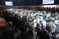 会場は多くのメディアや関係者でにぎわった。