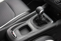 「スポーツシック」には6MTが搭載される。1、2速にトリプルコーン、3、4速にダブルコーン、5、6速にシングルコーンのシンクロッシュを採用する“贅沢（ぜいたく）”なもの。