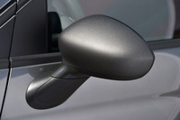 つや消しガンメタリック仕上げになったドアミラーカバー。