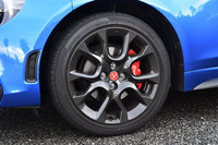 タイヤサイズは205/45R17。ブレーキはブレンボ製で、フロントにはアルミニウム製4ピストン対向キャリパーが採用されている。