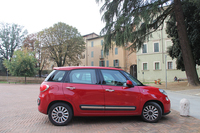 「フィアット500L」。シエナ旧市街で。