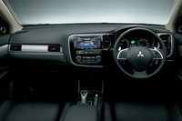 「アウトランダーPHEV」のインパネ