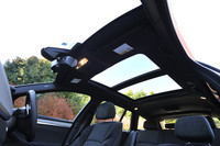 電動パノラマガラスサンルーフは21万5000円のオプション。車重が30kg重くなる。