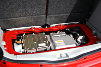 荷室の床下に収まるのはインバーターと充電器。