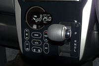 上級グレードに装備される、タッチパネル式の空調。
    