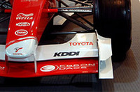 フロントウィングには、この日発表された新スポンサー「KDDI」のロゴがあった