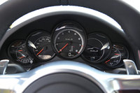 5連メーターは、ダイヤルにシルバーの装飾リングが入る点がターボモデルならでは（写真は911ターボS）。