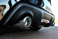 テール下部のディフューザーには。2本のテールパイプと、ユニークな三角形のリアフォグランプなどが配置される。