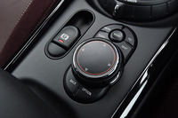 センターコンソールには、ボタン、ダイヤル、タッチパッドを組み合わせたインフォテインメントシステムの操作スイッチがレイアウトされる。パーキングブレーキは電動式。