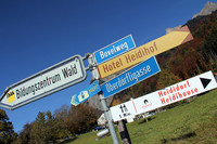 道しるべには「Heidi」の文字がいくつも。