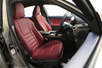 テスト車に装備されていたオプションの本革スポーツシート。「IS200t“Fスポーツ”」では、合成皮革とファブリックのコンビシートが標準となる。