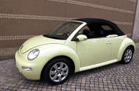 ニュービートルカブリオレのフロントスクリーンは、クーペモデルより25mm短縮され、開放感アップに一役買う。ソフトトップは、外から「アウターシェル」「クッションマット」「ルーフライナー（内張）」の3層構造を採る。さらにアウターシェルは、「布-ゴム-布」の3層構造という丈夫なつくり。写真をクリックすると、ソフトトップの開閉が見られます。