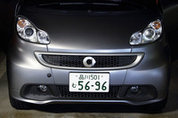 大型化されたフロントグリルにハニカム構造の新しいデザインを採用。中央部分には大きくなったクロム仕上げのブランドロゴが配される。ボディーカラーは新色のダークグレーマット。