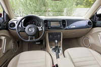 インテリアもまた、初代「ビートル」を意識してデザインしたという。ステアリングホイールの意匠は専用のもの。上下二段のグローブボックスも特徴的である。