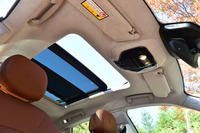 上質なアルカンターラのルーフライニングと、電動ガラスサンルーフ。共にオプションで用意されている。