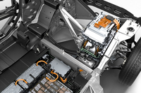 床下に敷きつめられたバッテリーと、リアに装備された駆動用モーター。レンジ・エクステンダー装備車では、モーターの横（写真では左側）のスペースに発電用エンジンが搭載される。
    