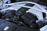 エンジンルームの後端に“フロントミドシップ”される12気筒エンジン。従来モデル「ラピード」の477psより81ps増しの558psを発生する。