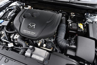 2.2リッター直4ディーゼルターボエンジン。燃料噴射のタイミングを調節しエンジンが発するノック音を抑制する「ナチュラル・サウンド・周波数コントロール」により、静粛性が高められた。