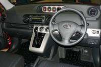 水平方向に伸びる各種表示板が、段々に積み重なるインストゥルメントパネル。一番上には「4連メーター」が置かれる。
ステアリングは、チルト＆テレスコピックともに調節できる。