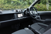 横基調のシンプルなデザインのインパネ。試乗車にはディーラーオプションのSDナビゲーションフルセット（ETCやリアカメラとのセットで価格は17万6400円）が装着されていた。