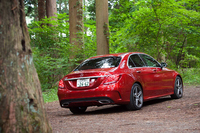 ボディーサイズは全長×全幅×全高＝4715×1810×1430mmと、従来モデルより一回り拡大。ホイールベースは80mmも長い2840mmとなった。
    