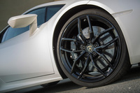 標準タイヤサイズは前が245/35R19、後ろが305/35R19。ブレーキは前が365×34mmのディスクローターと8ピストンキャリパー、後ろが365×32mmのローターと4ピストンキャリパーの組み合わせで、ローターは前後ともに、スチール製のクロスドリルベンチレーテッド式となる。