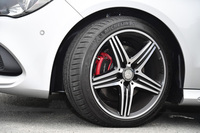 タイヤサイズは235/40ZR18。AMG5スポークアルミホイールが装着される。