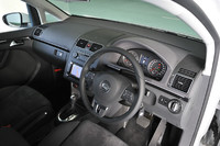 運転席まわりの様子。パドルシフトは、エントリーグレードとなるもう1車種「コンフォートライン」には無い装備だ。