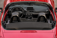 ソフトトップは手動式。構造はしっかりしており、開け閉めが容易。