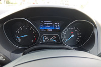 タコメーター（左）は6500～7000rpmがゼブラゾーンで、7000rpmからレッドゾーン。（写真＝大谷達也）