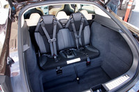 リアトランクは745リッター。リアシートを倒せば1645リッターまで拡大可能。オプションで収納可能な子供用シート（後ろ向き！）を装着できる。