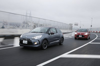 高速道路をゆく2台。寸法はほぼ同じだが、背丈だけは「DS3」（写真手前）のほうが「C3」より75mmも低い。