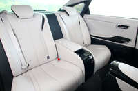 リアシートは、セパレートタイプの2人乗車。前席ともども、シートヒーターを装備している。
    