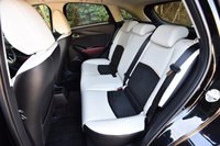 後席の様子。前方の視界確保のために、着座位置は前席よりも37mm高く設定されている。
    