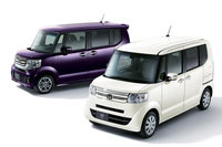 「ホンダN-BOX G・Lパッケージ」（手前）と「N-BOXカスタムG・Lパッケージ」（奥）。