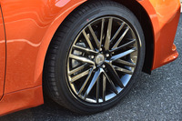 ブラックスパッタリング塗装が施された、オプションの18インチアルミホイール。