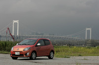 「トゥインゴ」は2008年9月末に日本デビューの見通し。10月末には、「GT」（約240万円）と、NAの75psユニットに2ペダルMTを組み合わせるベーシックモデル（約200万円）の2本立てで発売が予定されている。