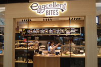 クルマに関するスペースだけでなく、食事のできる店舗も併設されるのが「Mercedes me Tokyo HANEDA」の特徴。写真はオーガニックなバーガーやジュースが一押しの「eggcellent BITES」。
    