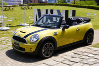 こちらはターボエンジン搭載の「クーパーS」。クーパーよりもパワー＆トルクは55ps／8.2kgmずつ増えて、最高出力175ps、最大トルク24.5kgmを発生する。トランスミッションは6段MTと6段ATが選べる。