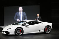 ペリーニ氏と「ウラカン」。