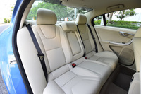 特別装備のひとつ、本革シート。後席（写真）は6：4の分割可倒式で、中央席の背もたれにはスキーホールが設けられる。
    