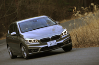 サスペンション形式はMINIと同様に、フロントがマクファーソンストラット、リアがマルチリンクとなる。