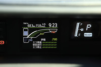 ダッシュボード中央のデジタルメーターには、燃費や走行距離、ハイブリッドシステムの作動状況など、さまざまな情報を表示するマルチインフォメーションディスプレイが装備される。
    