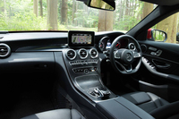 丸いエアコン吹き出し口など、インテリアのデザインは「Aクラス」や「CLAクラス」の流れをくむものとなった。シフトセレクターの位置は、センターコンソールからステアリングコラムに変更されている。
    