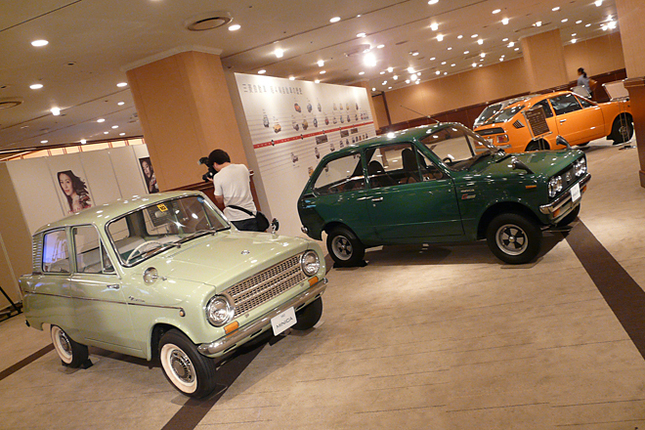 会場では、1960～1970年代の「三菱ミニカ」がお出迎え。