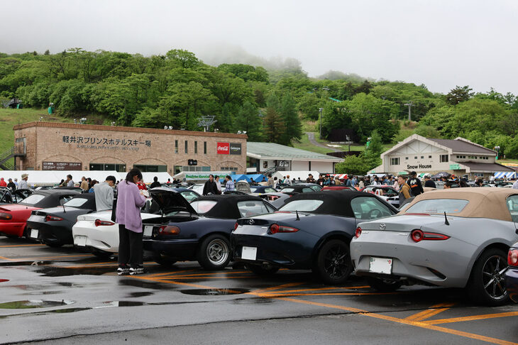 前日の雨により、朝8時の開場直後には、軽井沢プリンスホテルスキー場駐車場に水たまりが散見された。しかし天候は急速に回復。時間の経過とともに雲が晴れていったのは、「ロードスター」乗りの熱気のおかげかもしれない。