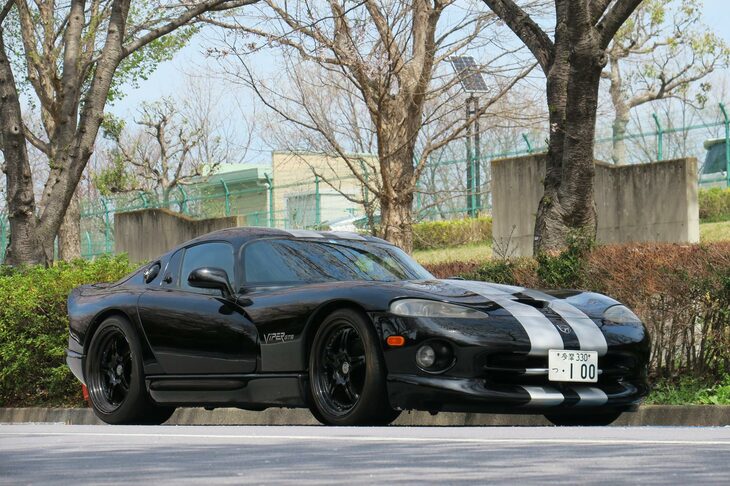 うららかな春の昼下がりに路肩でたたずむ「ダッジ・バイパー」の図。今回のお話は当写真とは裏腹に、あまりうららかではない内容である。